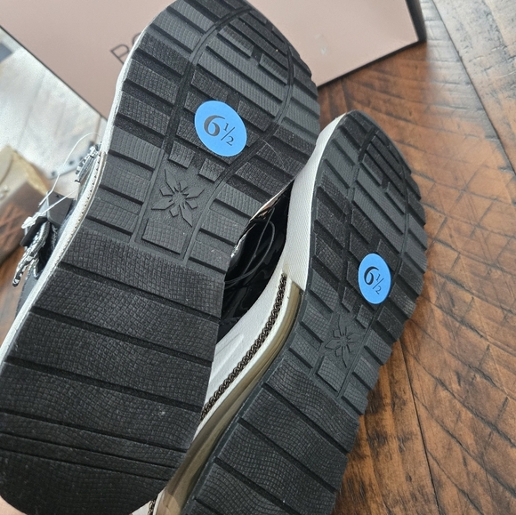 BCBGeneration Willa Logo Sneakers. Black. Size 6.5. New. - Picture 6 of 7